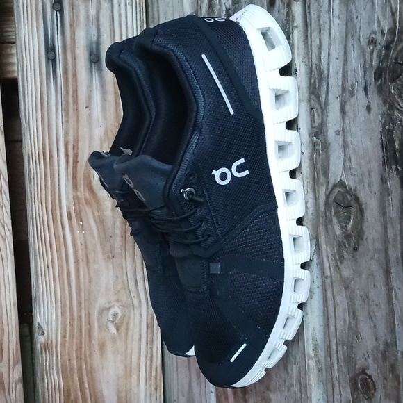 On cloud running shoes - Picture 2 of 13